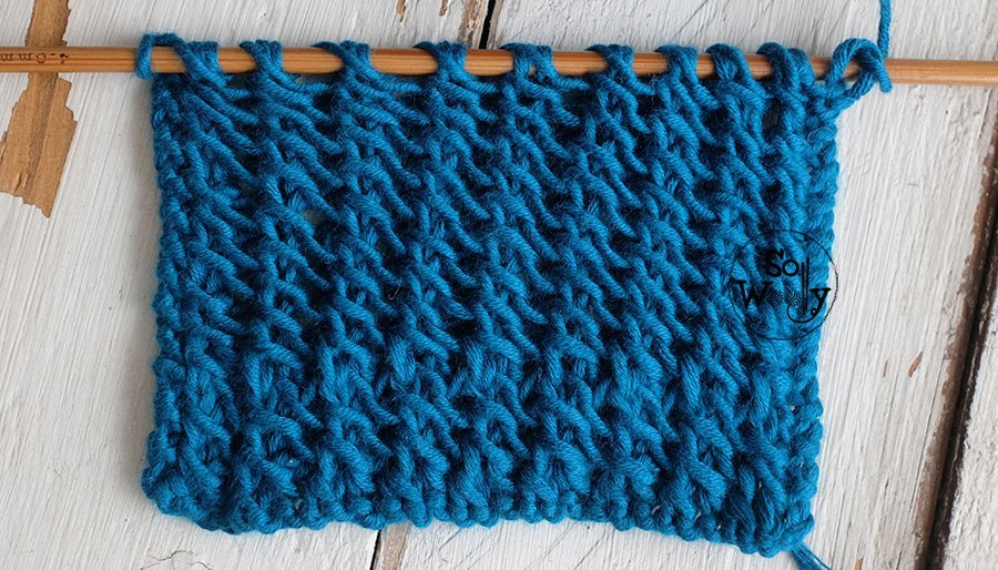 Reversible knitting stitch pattern in three steps and one row