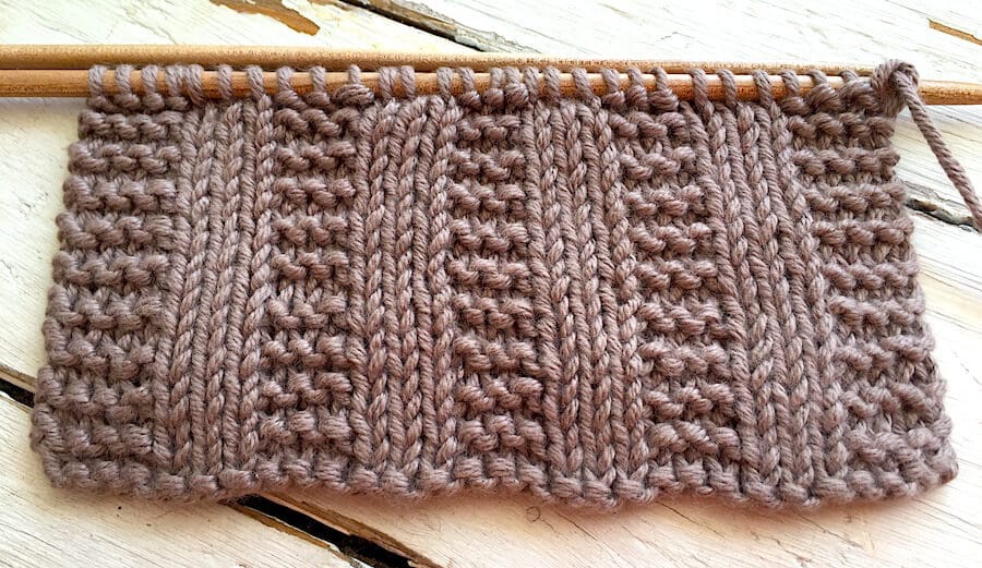 How to knit vertical stripes in Garter stitch: Written pattern and video tutorial. So Woolly.