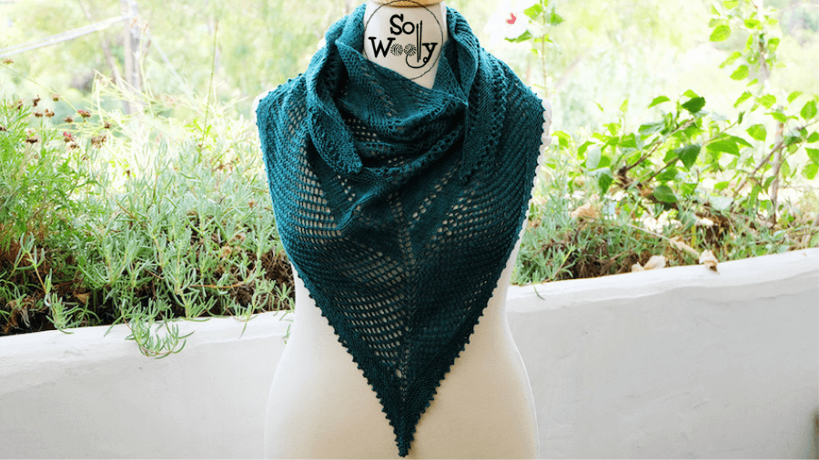 How to knit an Easy Lace Triangular Shawl
