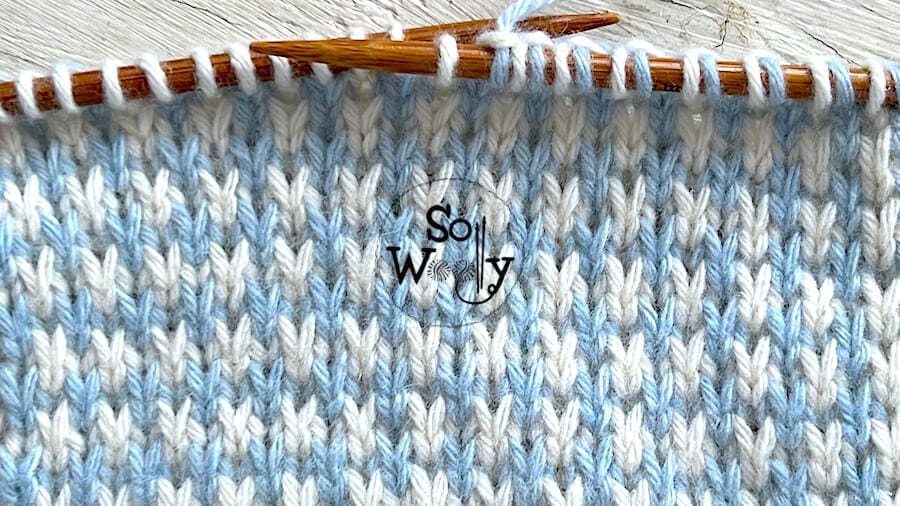 How to knit with two colors The Bird s Eye stitch pattern