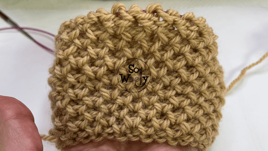 Honeycomb stitch knitted in the round (written instructions and video tutorial). So Woolly.