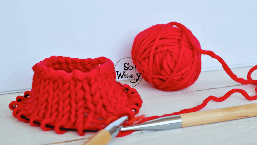 How to knit in the round step by step for absolute beginners. So Woolly